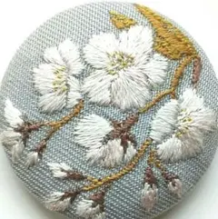 刺繍ブローチ　桜　春の花　手刺繍　くるみボタン