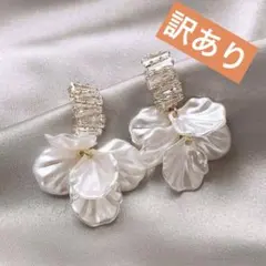 ピアス　パール調フラワーデザイン　ビジュー付き　おしゃれ　結婚式　ブライダル