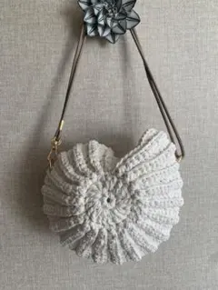 アンモナイトなハンドバッグ ホワイト かぎ針編み ハンドメイド 一点物 アンモナイトなハンドバッグ ホワイト かぎ針編み ハンドメイド 一点物