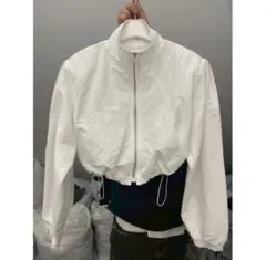 ホワイト クロップドジャケット　ショート　ナイロン