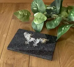 黒い天然石のプレート