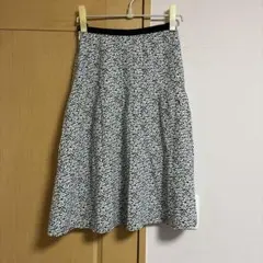 フレアスカート 黒と白の花柄