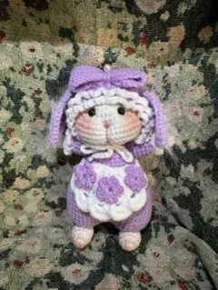 紫色のうさぎのぬいぐるみ