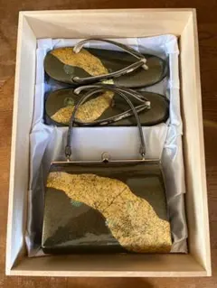 黒と金の和装用ハンドバッグと扇子、鏡、草履のセット