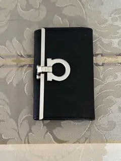 Salvatore Ferragamo ガンチーニブラック本革キーケース