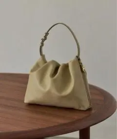 新品未使用 russet ラシット バックルハンドルトートバッグ russet（ラシット）の「バックルハンドルトートバッグL(CE-878