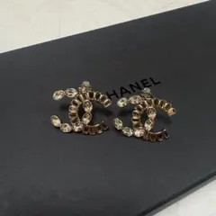 国内正規品レアCHANEL カメリアパールピアス - メルカリ