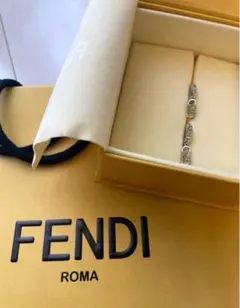 【限定品】FENDIのオーロックピアス、ロゴ入りデザイン
