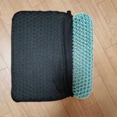 美品　ハニカム構造座布団