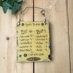 ヴィンテージなバーガーメニュー風に仕上げられたウッドボードDIYウェルカムボード