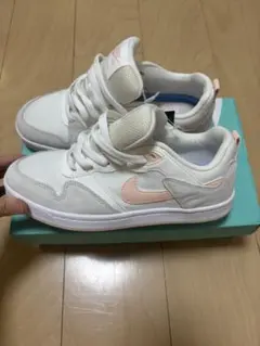 NIKE SB ALLEYOOP ホワイト ピンク スニーカーのサムネイル