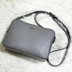 FURLA フルラ　リリー　ショルダーバッグ　カメラバッグ　グレージュ　レザーのサムネイル