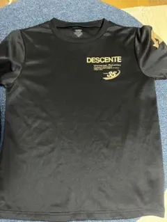DESCENTE ブラックシャツ ロゴ入り