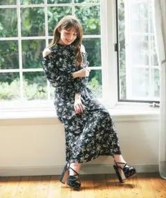 プチフリル×シャーリングショルダー開きモノトーンフラワープリントワンピース