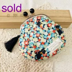 女王ばばち様　がま口　花の中の黒猫