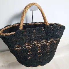 黒い花模様のかごバッグ