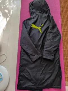 PUMA ベンチコート ブラック イエローロゴ