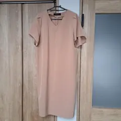 美品　closet story 　半袖タイトワンピース　 ベージュ　フリーのサムネイル