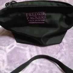 FREDRIK PACKERS ブラックショルダーバッグ