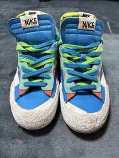 NIKE sacai KAWS Blazer Low スニーカーのサムネイル