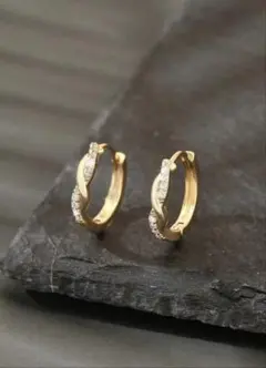【高見え】ツイスト フープピアス ジルコニア ゴールド 上品