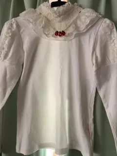 ホワイト 長袖シャツ レース襟 赤い宝石付き