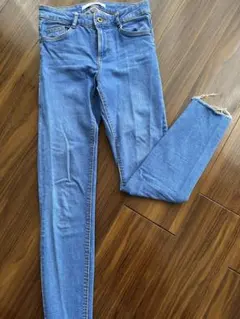 ZARA ライトブルースキニーデニム裾カットオフ