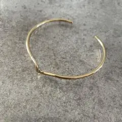 ゴールドカラー シンプル バングル