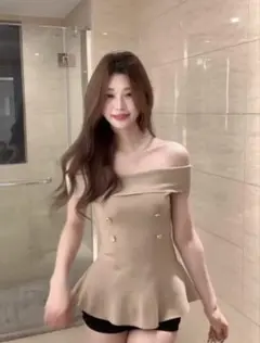 ベージュ　ワンホン　トップス