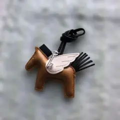 レザー調　馬　ペガサス風　キーホルダー　チャーム　プレゼント　贈り物