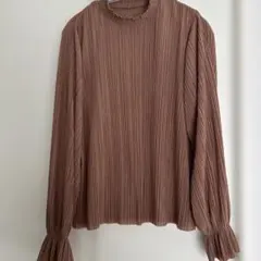 GUのブラウンプリーツ長袖ブラウス