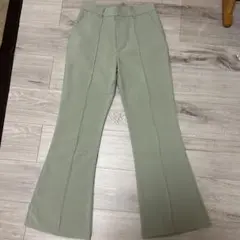 「RAY CASSIN」 フロントタックフレアパンツ M グリーン　レディースのサムネイル