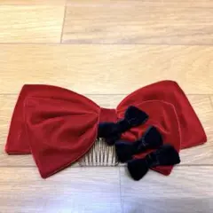 赤いベロアヘアコーム 黒いリボン付き