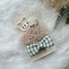 くまと花のヘアクリップ