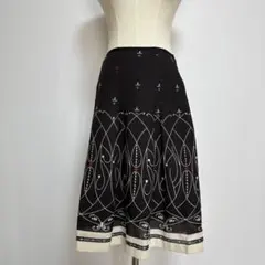 幾何学柄フレアスカート（ウエスト64）黒　春夏　裏地付き　膝丈　フェミニン
