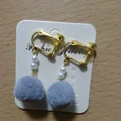 パールとボンボンのイヤリング