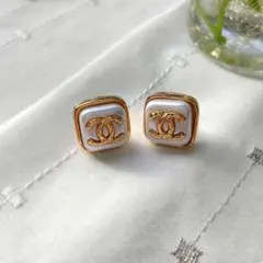 CCロゴ　ホワイト&ゴールド デザイン ピアス