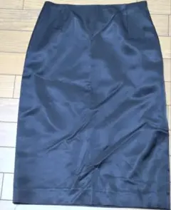 美品 ナチュラルビューティーベーシック タイトスカート M 日本製 黒 光沢のサムネイル