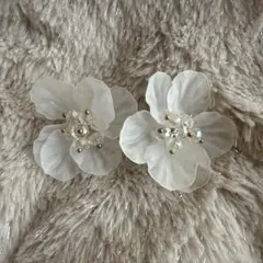 ホワイト花ピアス ビーズクリスタル装飾