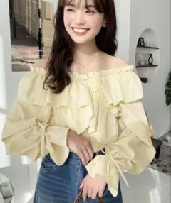 フリル付きオフショルダーイエローブラウスのサムネイル