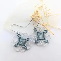 タティングレースのピアス（ブルー×ホワイト◇）