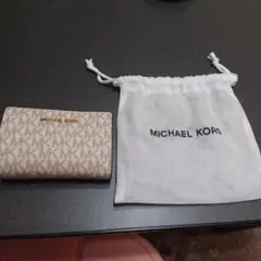 MICHAEL KORS 二つ折り財布 ベージュ ロゴ入り
