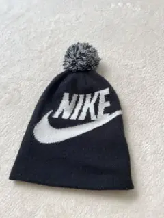 NIKE ブラック ニット帽 ポンポン付き 4-7歳