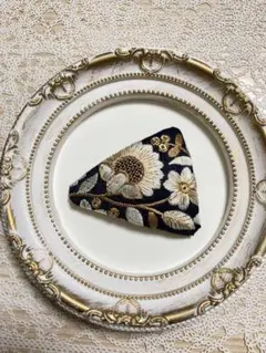15.インド刺繍リボン　三角ワイドパッチンピン