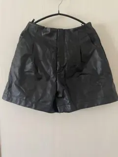 レザー風 ブラック ショートパンツ