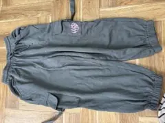 グレーの長ズボン