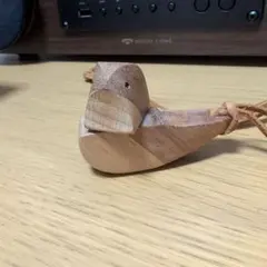 木製 鳥の形 置物 革紐付き