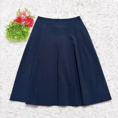 美品 【トッカ】 フレアスカート （S） ネイビー Aライン 裏地あり 上品のサムネイル