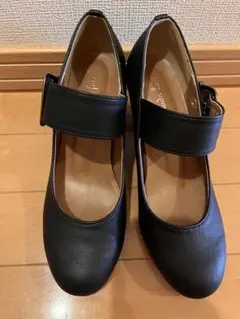 ブラック　パンプス　ストラップ付き