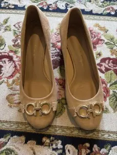 ベージュ スエード 中ヒールパンプス